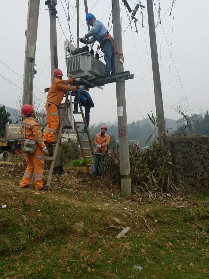 守護(hù)燈火，電力人在行動(dòng)——松桃供電局一線員工春節(jié)保電側(cè)記