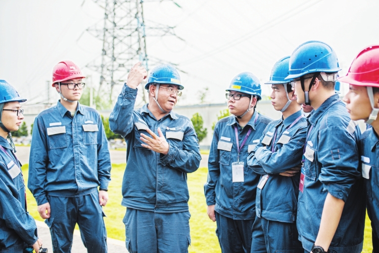 廣東電網(wǎng)東莞供電局變電管理二所檢修一班副班長何滿棠：“以匠人之心，守一畝三分地”