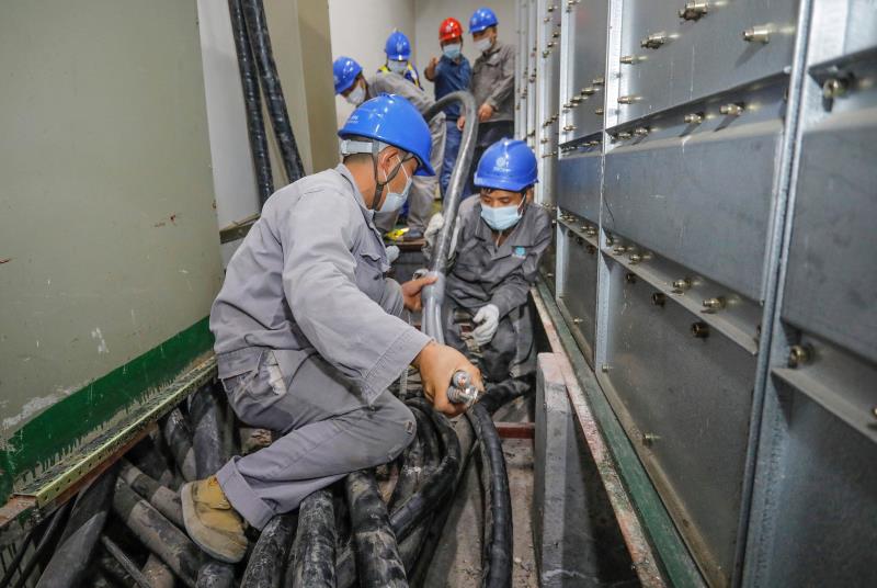 與時(shí)間賽跑，為生命加速 電力員工星夜鏖戰(zhàn)為醫(yī)院用電“增容”