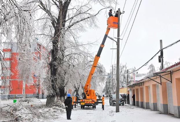 受強雨雪大風冰凍天氣影響，吉林延邊全力搶修供電線路