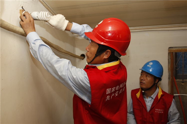 國網(wǎng)象山縣供電公司紅船服務進社區(qū)，把牢冬季安全用電關(guān)