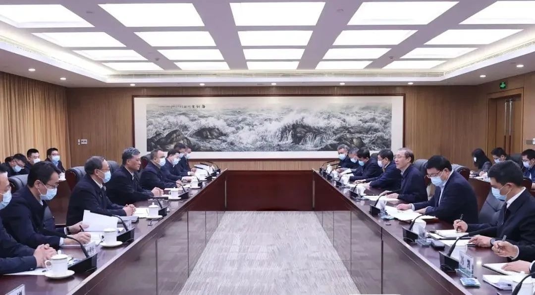 辛保安、張智剛與新疆維吾爾自治區(qū)、新疆生產(chǎn)建設(shè)兵團(tuán)領(lǐng)導(dǎo)會(huì)談