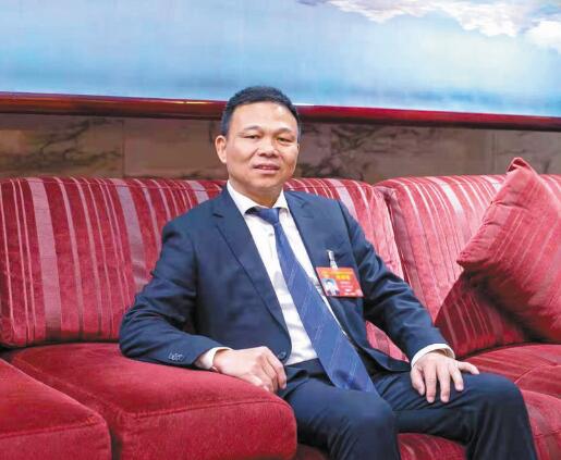 強(qiáng)電網(wǎng)優(yōu)服務(wù) 推動(dòng)城鄉(xiāng)一體化發(fā)展——訪全國人大代表、奧克斯集團(tuán)有限公司董事長鄭堅(jiān)江