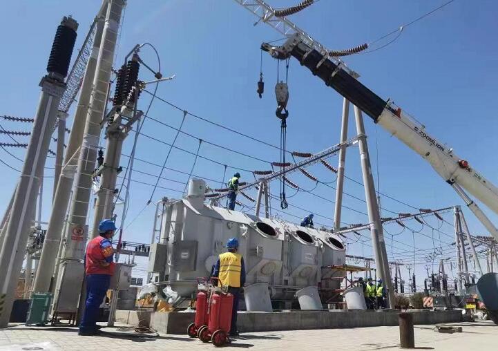 吊罩成功！主變大修工程為“綠色電”保駕護(hù)航