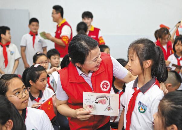 浙江永嘉縣紅十三愛心社25年，幫助4630名貧困學(xué)生
