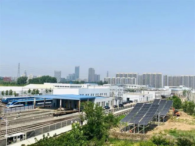 全國首個(gè)！英利集團(tuán)“光伏+鐵路”示范項(xiàng)目順利并網(wǎng)