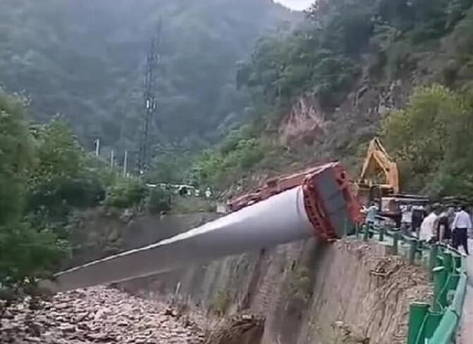 陜西寶雞隴縣：80米風(fēng)電扇葉運輸車歪倒，正救援