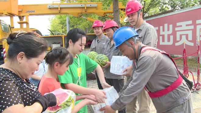 四川什邡：電力工人高溫保電忙，社區(qū)群眾熱情慰問表感謝