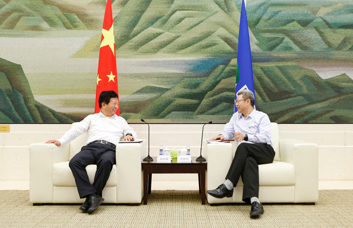 錢智民會(huì)見煙臺(tái)市委副書記、市長(zhǎng)鄭德雁