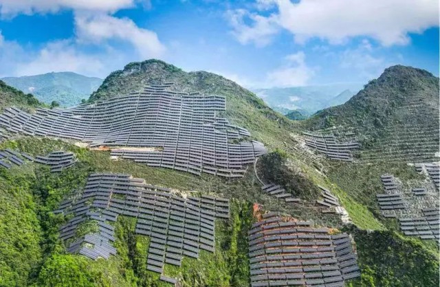 全國(guó)首例！吉電股份“大容量、高坡度”集中式山地光伏項(xiàng)目并網(wǎng)