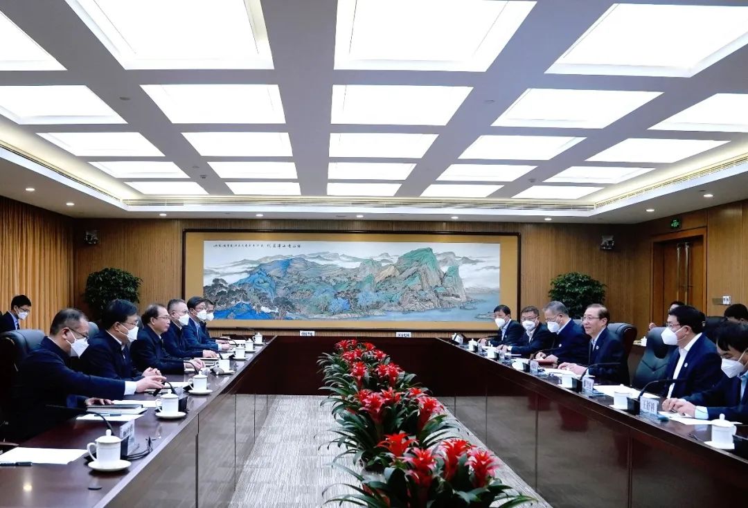 華電集團(tuán)董事長江毅、總經(jīng)理葉向東與國家電網(wǎng)董事長辛保安、總經(jīng)理張智剛舉行會談