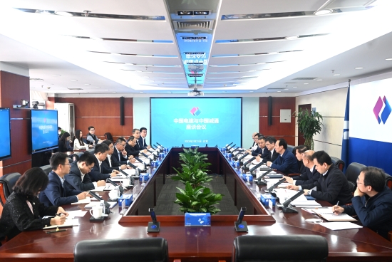 中國電建黨委書記、董事長丁焰章與中國誠通集團黨委書記、董事長朱碧新會談
