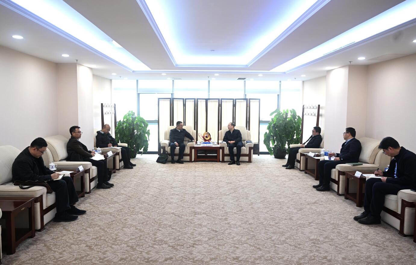 中國電建黨委常委、副總經(jīng)理徐鵬程與西藏開發(fā)投資集團黨委書記、董事長祁騰武會談