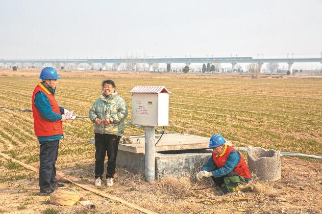 山東省梁山縣：黃河灘區(qū)上，井在地頭，電到井口