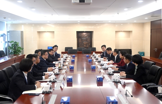 中國電建黨委常委、副總經(jīng)理王小軍與中國華電集團(tuán)黨組成員、副總經(jīng)理李旭紅會談