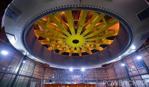 黃河上游在建海拔最高、裝機(jī)容量最大的水電站首臺機(jī)組定子順利吊裝