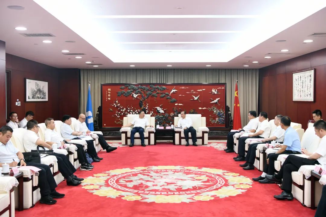 江毅與廣西壯族自治區(qū)人民政府黨組成員、國資委黨委書記秦如培舉行會談