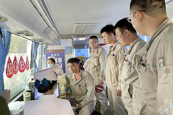 臨汾熱電公司組織“熱血與大愛同流，真情與奉獻(xiàn)同行”無(wú)償獻(xiàn)血活動(dòng)