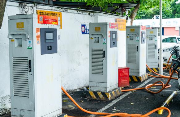 新能源汽車日漸增多，充電樁使用亂象如何管?