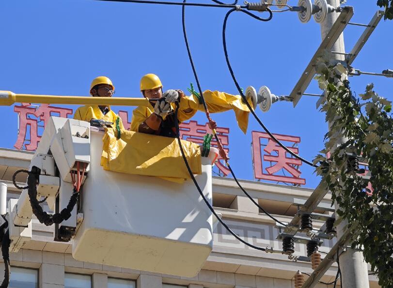 阿拉善供電公司迎夏峰帶電消缺，保醫(yī)電“汗”衛(wèi)民生