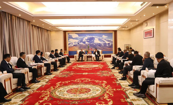 華電集團(tuán)黨組書記、董事長江毅與喀什地委副書記、行署專員艾尼瓦爾·吐爾遜舉行會(huì)談