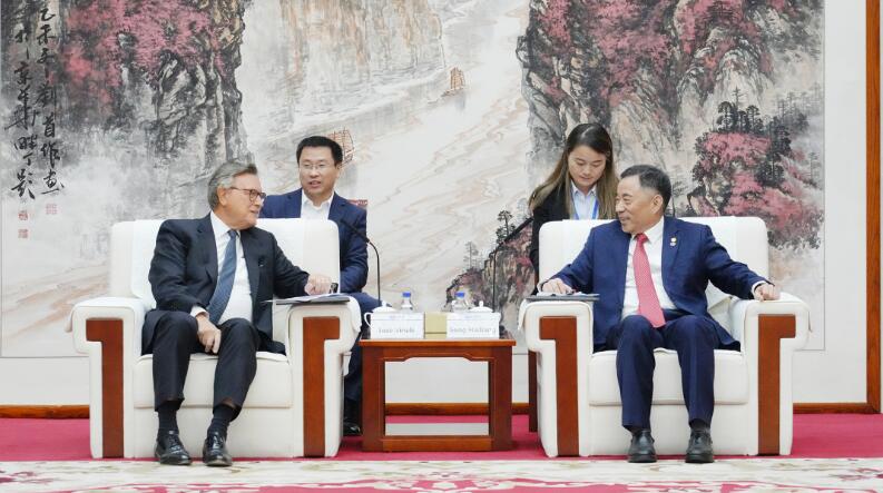 中國能建黨委書記、董事長宋海良與渣打集團(tuán)主席韋浩思會談