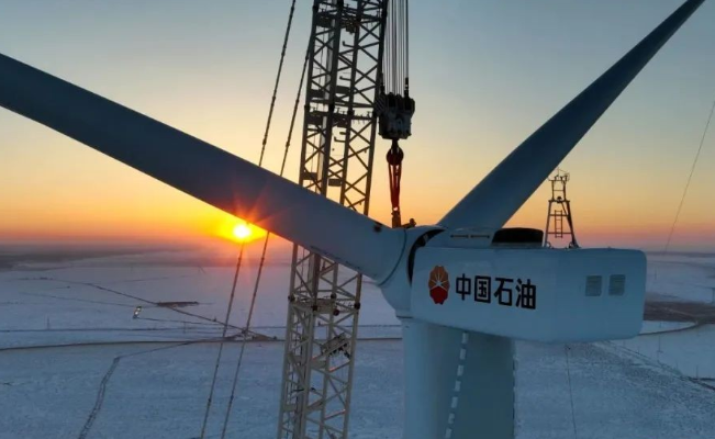 中國石油在建單體規(guī)模最大集中風(fēng)電項(xiàng)目——昂格55萬千瓦風(fēng)電項(xiàng)目首臺風(fēng)機(jī)成功吊裝！