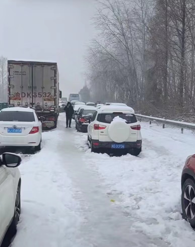 湖北凍雨暴雪導(dǎo)致高速公路堵塞，電動(dòng)汽車再現(xiàn)“趴窩”