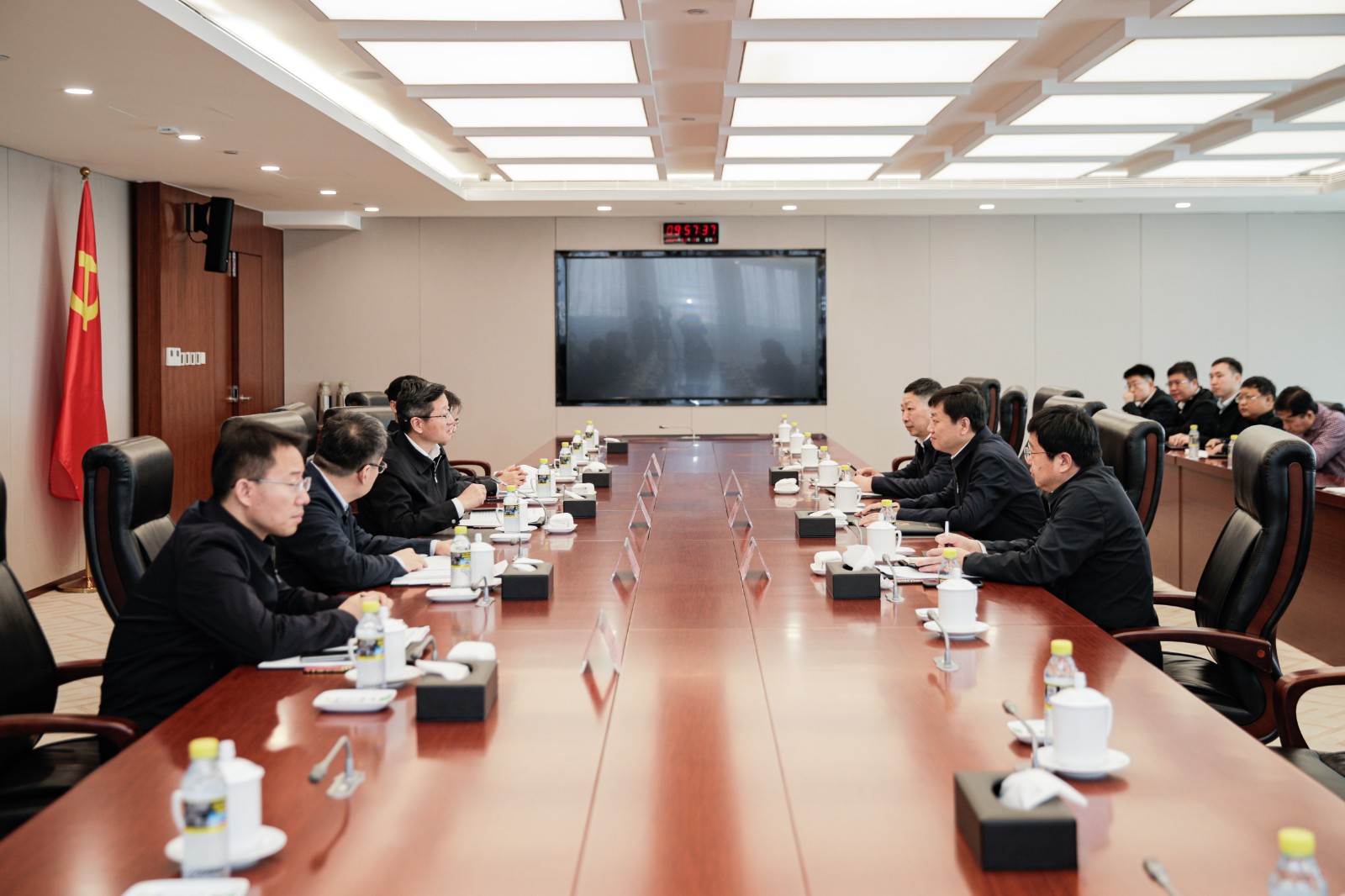 國(guó)家能源集團(tuán)總經(jīng)理、黨組副書記余兵會(huì)見衡水市委副書記、市長(zhǎng)董曉航
