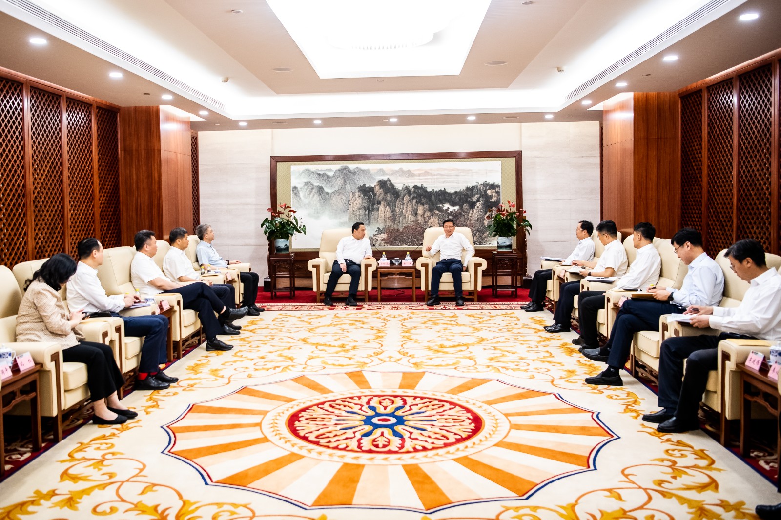 國(guó)家能源集團(tuán)公司總經(jīng)理、黨組副書記余兵會(huì)見(jiàn)鎮(zhèn)江市委書記馬明龍一行