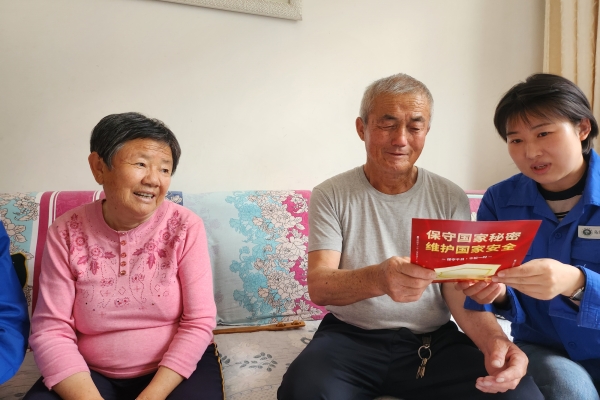 內蒙古電力公司烏海千里山供電公司黨支部、工會、團支部（青工委）開展“蒙電愛心光明行”保密宣傳活動
