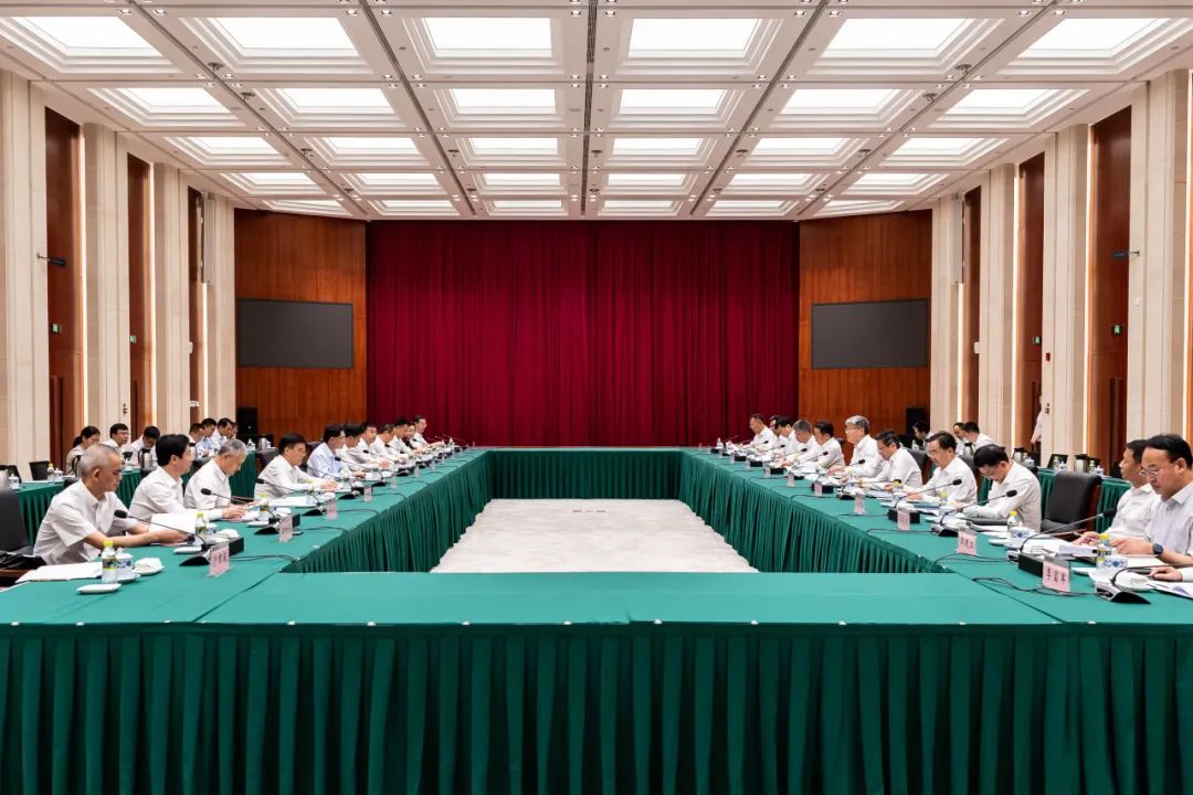 國家能源集團(tuán)黨組書記、董事長劉國躍與廣西壯族自治區(qū)人民政府主席藍(lán)天立舉行工作會(huì)談