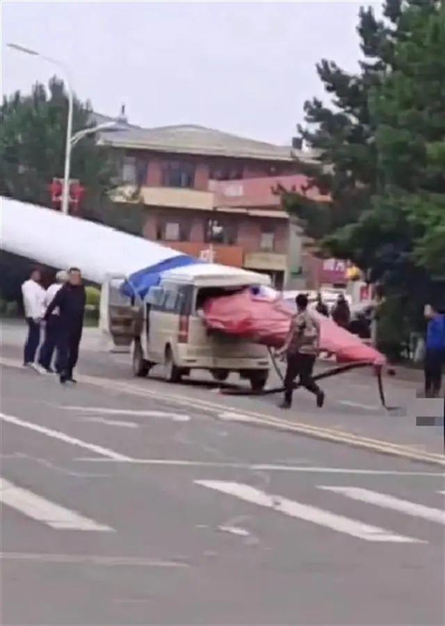 黑龍江一面包車被風(fēng)電機(jī)葉片刺穿，知情人：車上載有7人