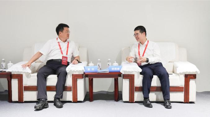 吳云與中國科學院院士、中國氫能聯(lián)盟戰(zhàn)略指導委員會委員、廈門大學教授鄭南峰座談