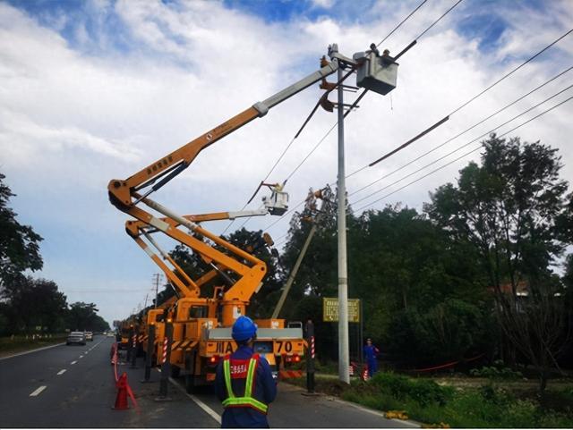 國網(wǎng)郫都供電公司“雙車”帶電緊急搶修，確保上萬群眾用電無憂