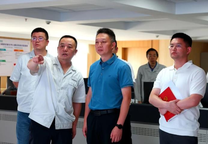 崇州市委副書(shū)記、市長(zhǎng)饒程赴國(guó)網(wǎng)崇州供電公司調(diào)研高溫電力保供工作
