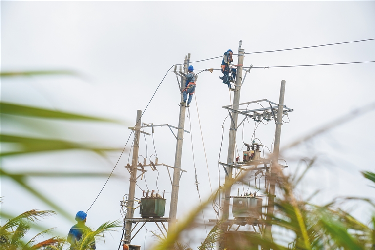 保亭、三亞等多個(gè)市縣供電隊(duì)伍全力支援文昌搶修復(fù)電