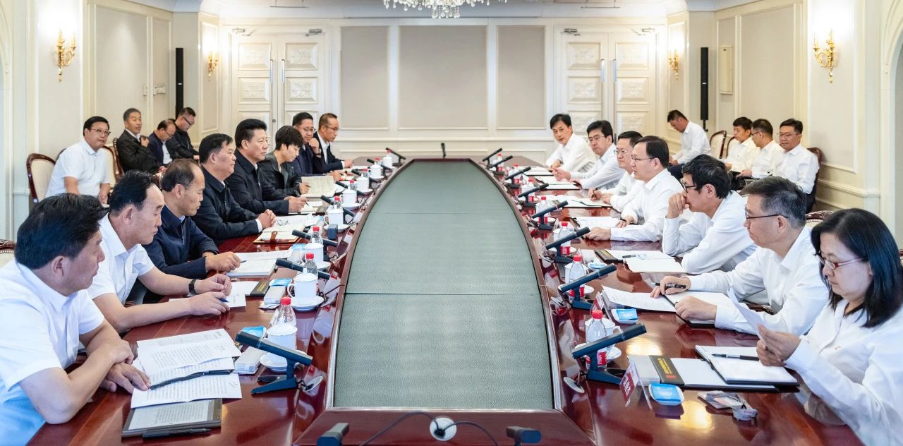 大唐集團(tuán)總經(jīng)理、黨組副書記張傳江與青海省海南州委書記呂剛、州長(zhǎng)尕瑪朋措會(huì)談