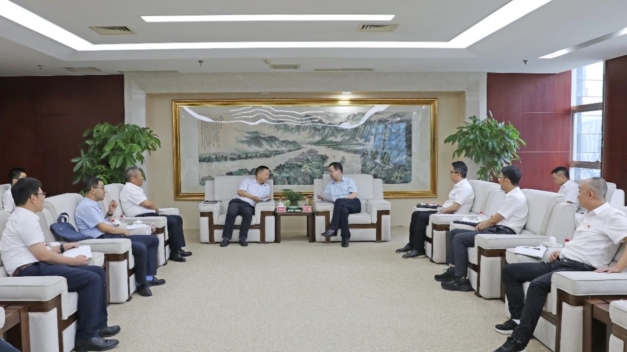 大唐四川公司黨委書(shū)記、董事長(zhǎng)梁華與水電十局黨委書(shū)記、董事長(zhǎng)范開(kāi)平會(huì)談