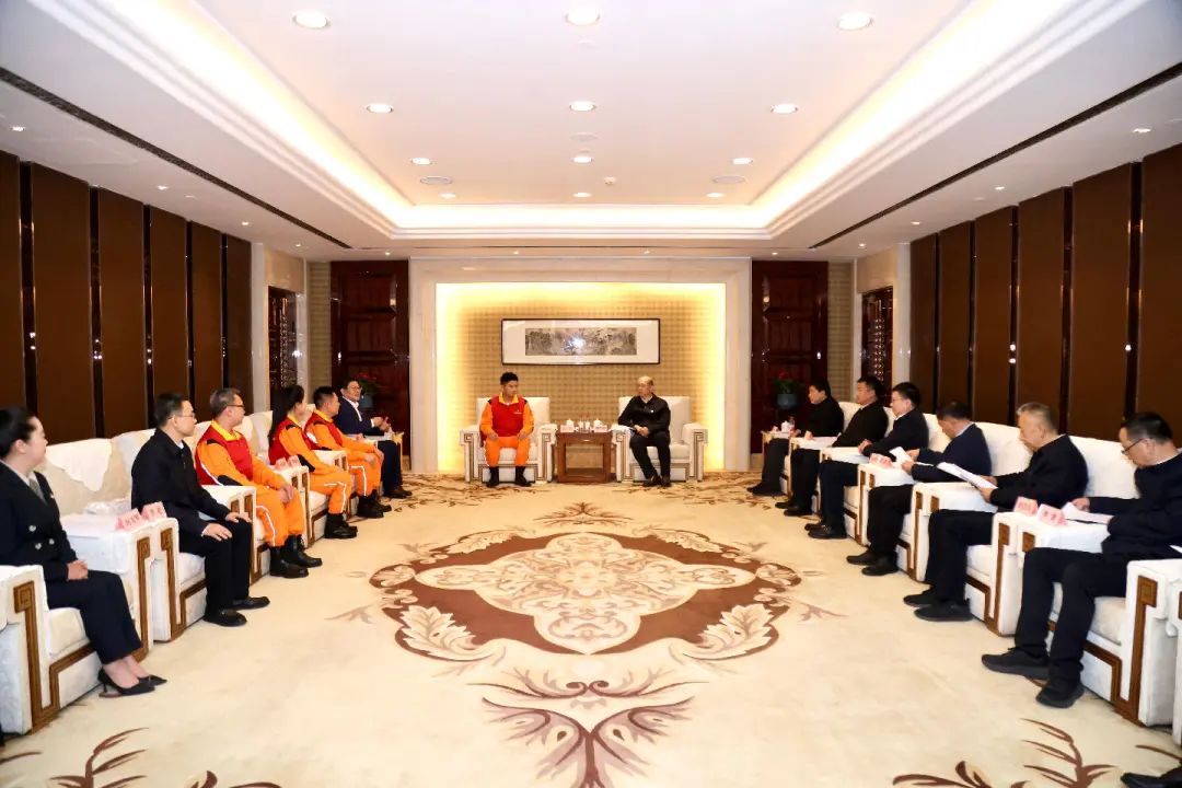 國務(wù)院國資委黨委舉辦“時代楷?！备咝逻B心橋黨員服務(wù)隊先進(jìn)事跡報告會