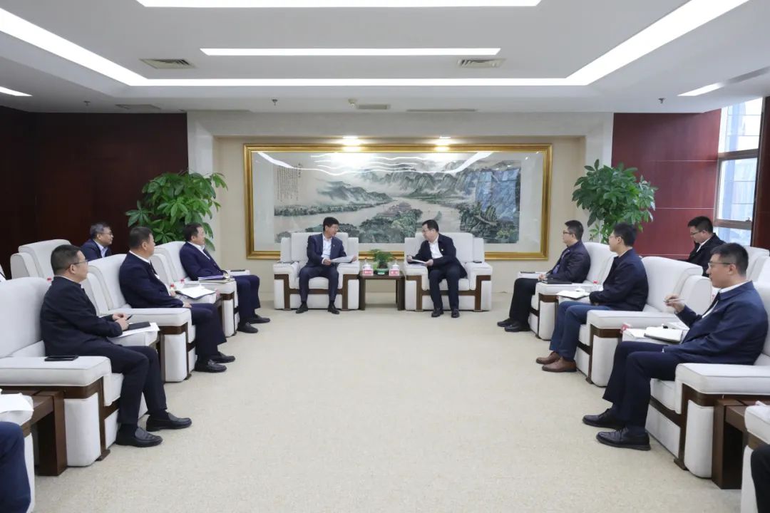 大唐四川公司黨委書記、董事長梁華與中能建西南區(qū)域總部黨委書記、總經(jīng)理，中能建西南投資公司黨委書記、董事長鄒小川會(huì)談