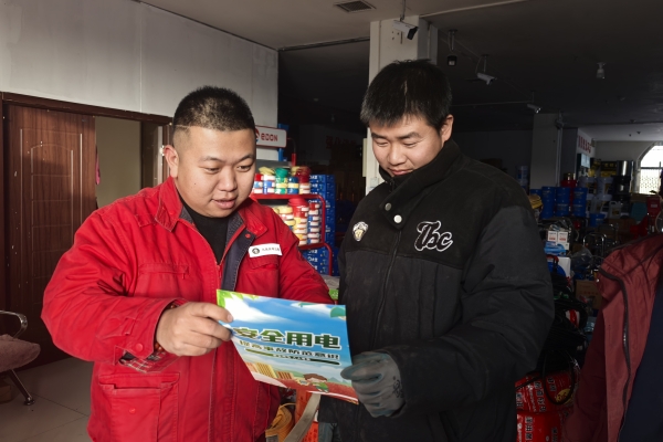 內(nèi)蒙古電力集團(tuán)烏海千里山供電公司蒙電愛(ài)心光明行，用電無(wú)憂進(jìn)社區(qū)