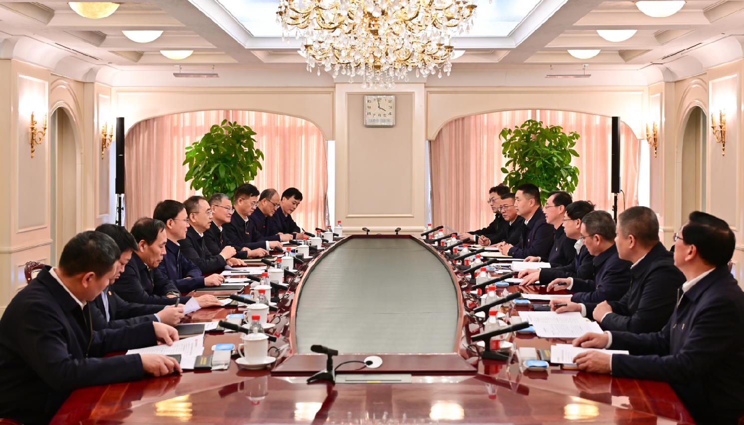 大唐集團(tuán)董事長鄒磊、總經(jīng)理張傳江與中國安能董事長陳奕輝、總經(jīng)理周慶豐會談