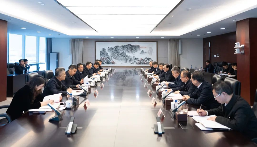 華電集團(tuán)董事長(zhǎng)江毅、總經(jīng)理葉向東與哈電集團(tuán)董事長(zhǎng)曹志安、總經(jīng)理黃偉舉行會(huì)談