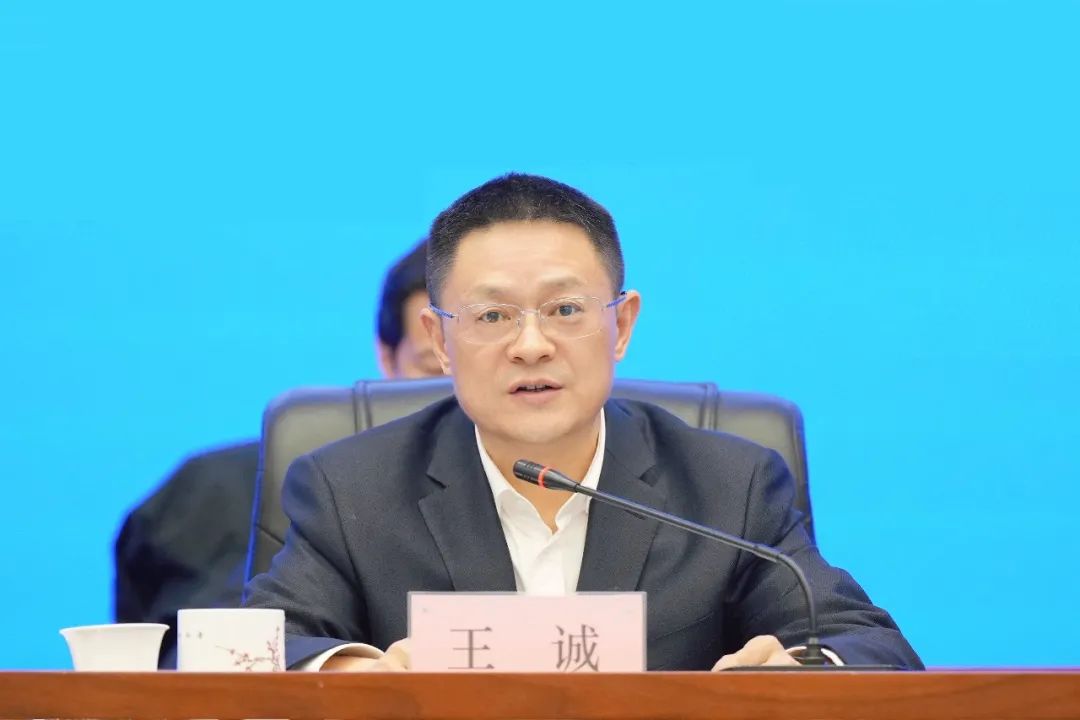 這一新成立能源集團，董事長、總經理亮相