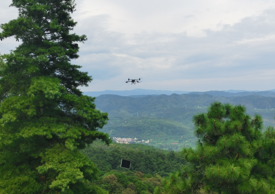 無人機“飛”越陡坡，山地光伏施工提速